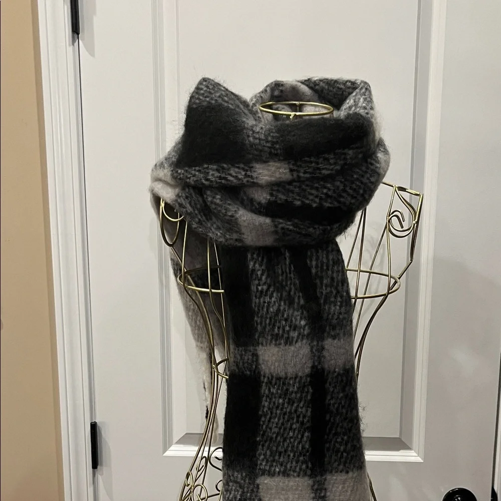 Steve Madden Gray and Black Winter Wool Scarf NEW Size OS